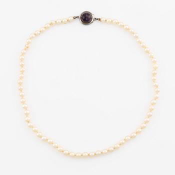 Pearl necklace, with cultured pearls, clasp in silver with cabochon-cut amethyst.