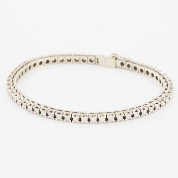 Tennis bracelet 18K white gold with round brilliant-cut diamonds.