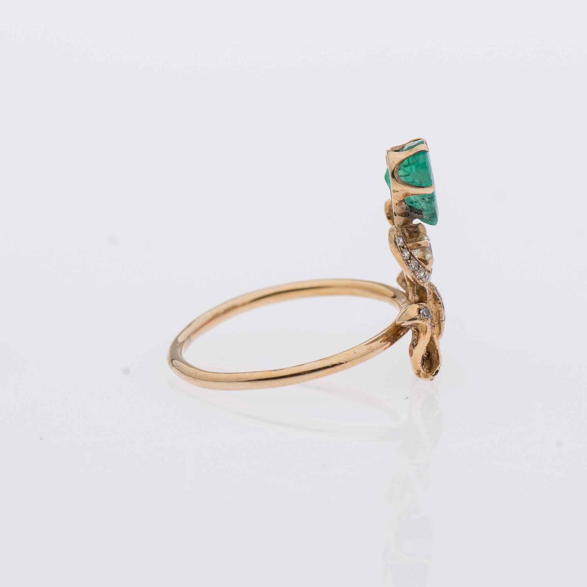 RING, smaragd, briljantslipade diamanter, 18K guld. Sovjetunionen.