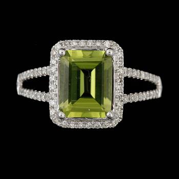 RING, 14k vitguld med peridot ca 3,65 ct samt briljantslipade diamanter tot ca 0,41 ct. Vikt ca 4,3 gram.