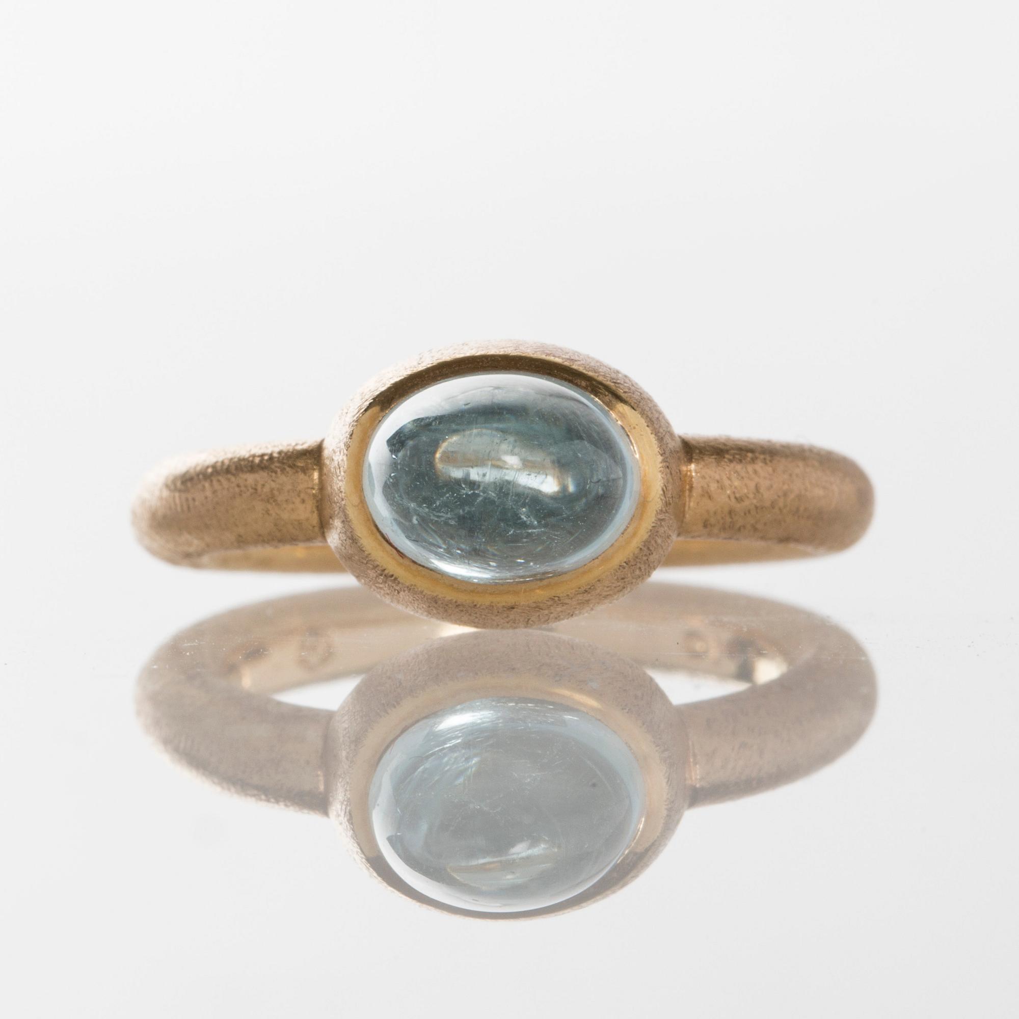 RING, Ole Lynggaard, 18K guld med cabochonslipad akvamarin.