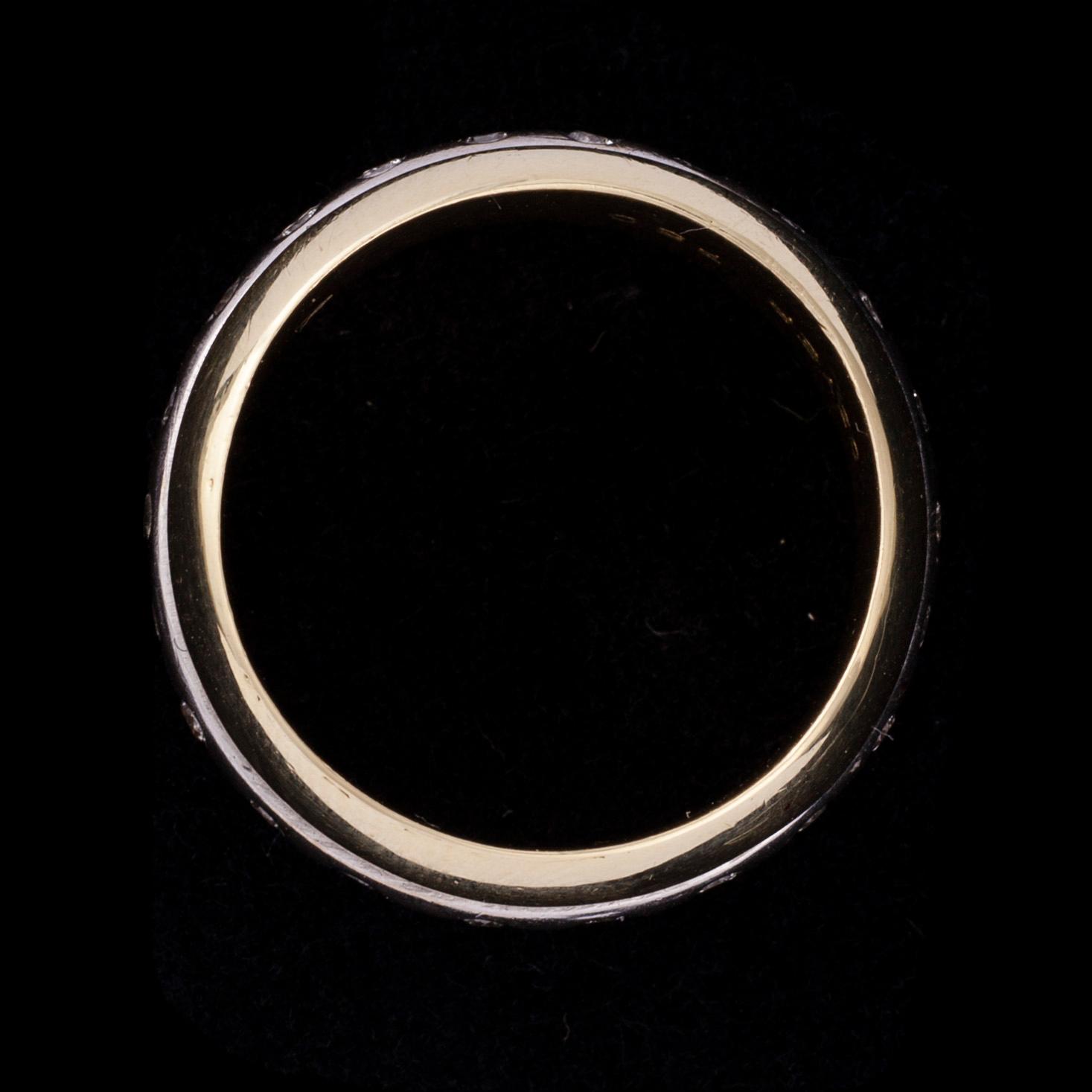 RING, 18K guld, 22 st briljantslipade diamanter tot. ca 0,22 ct. Vikt 13,2 g.