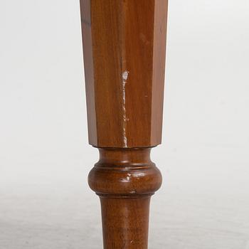 A walnut veneered dining table, probably England, late 19th Century.