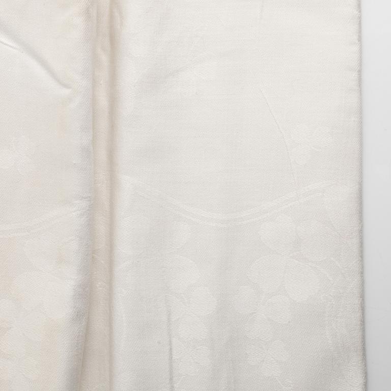Five tablecloths, partly linen.
