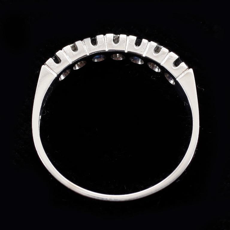 RING, 18k vitguld med safirer och briljantslipade diamanter tot ca0,12ct. vikt 3,2g.