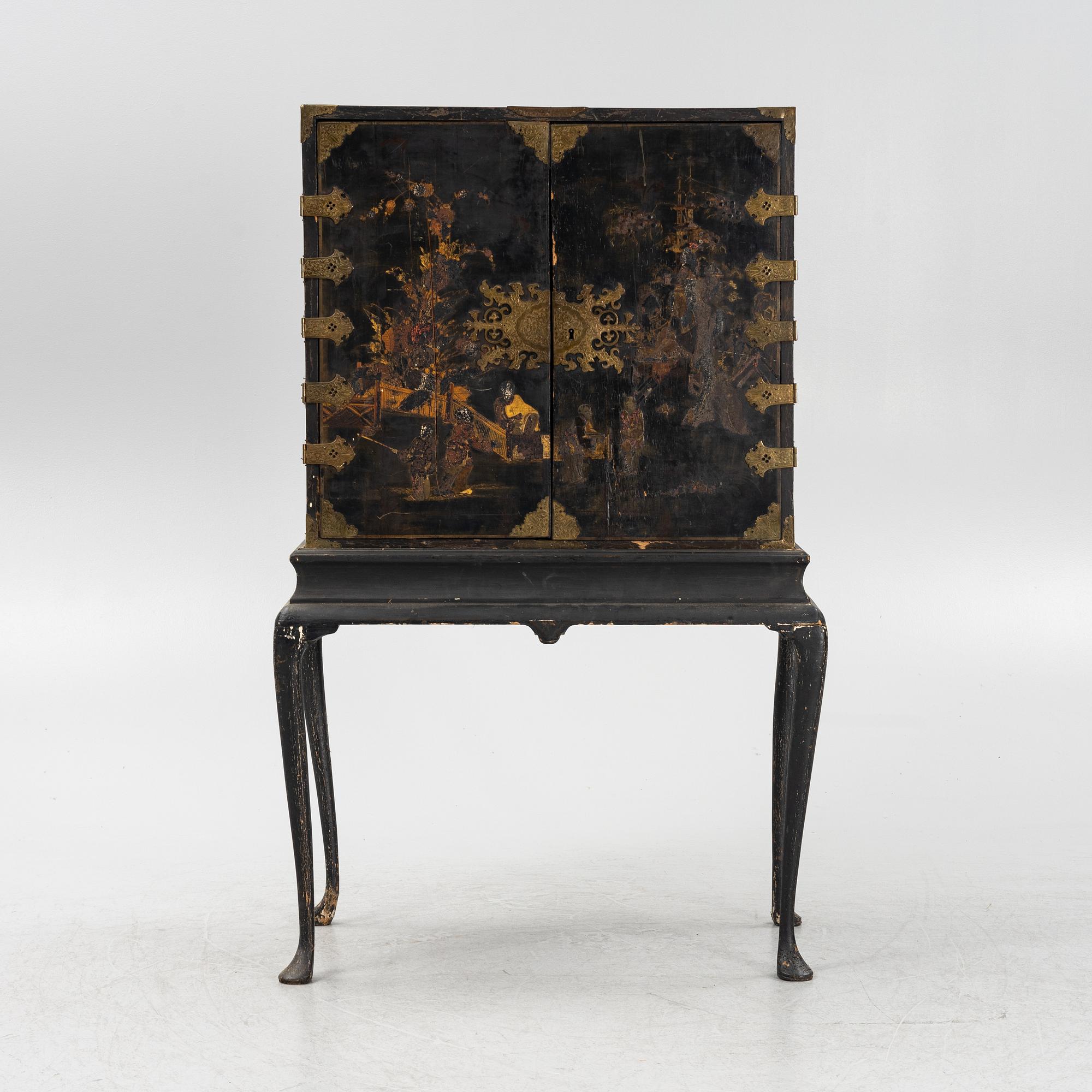 Kabinettsskåp, på benställning, 17/1800-tal.