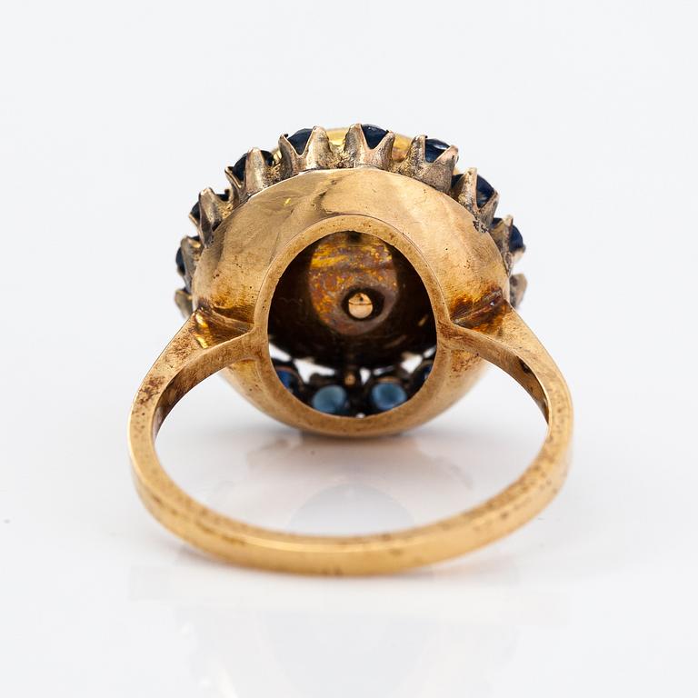 An 18K gold ring with a pearl and sapphires. Finland 1967.