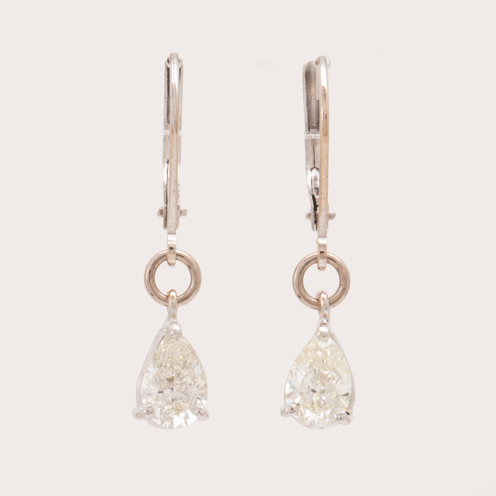 Örhängen 18K vitguld och päronslipade diamanter.