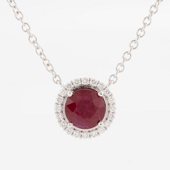 18K white gold necklace with ruby and brilliant-cut diamonds.