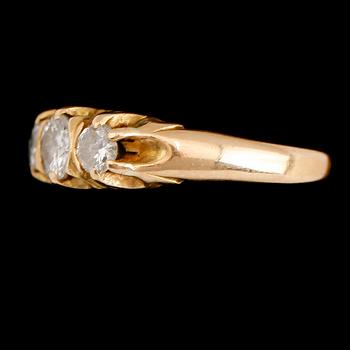 RING, 18 k guld, med 3 briljantslipade diamanter. Total vikt ca 4 gram.