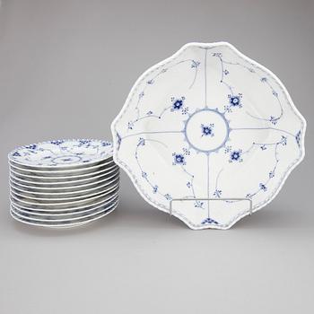 SKÅL samt TALLRIKAR, 12 st, porslin "Musselmalet" Royal Copenhagen, 1900-talets mitt.