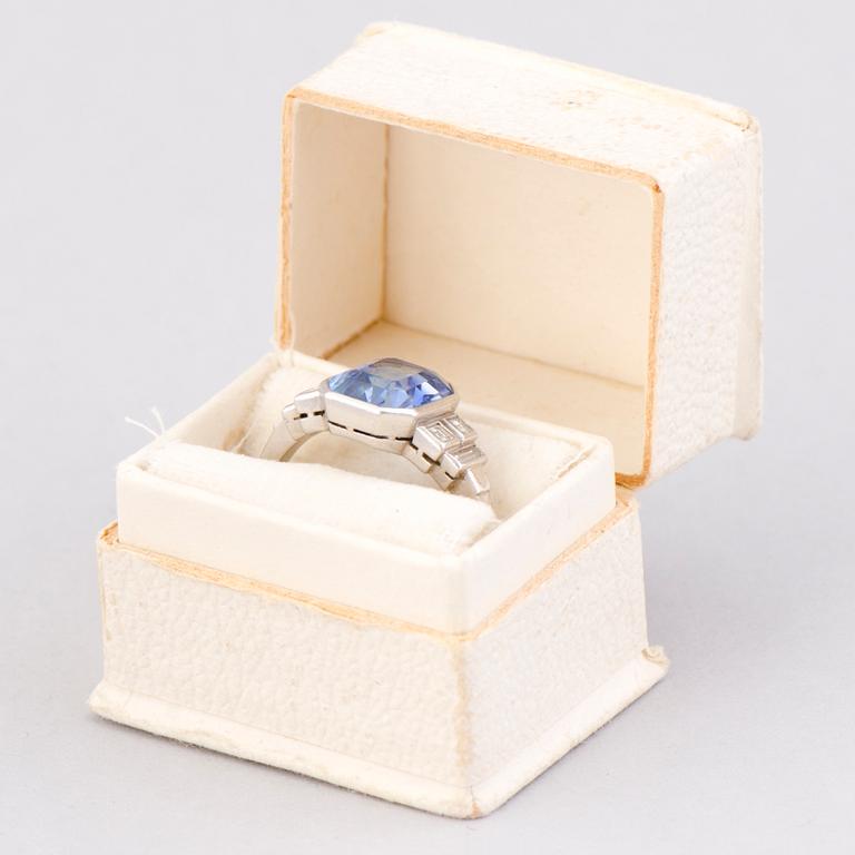 A RING, facetted sapphire, platinum. A. Tillander, Helsinki Finland, mid 20th century.