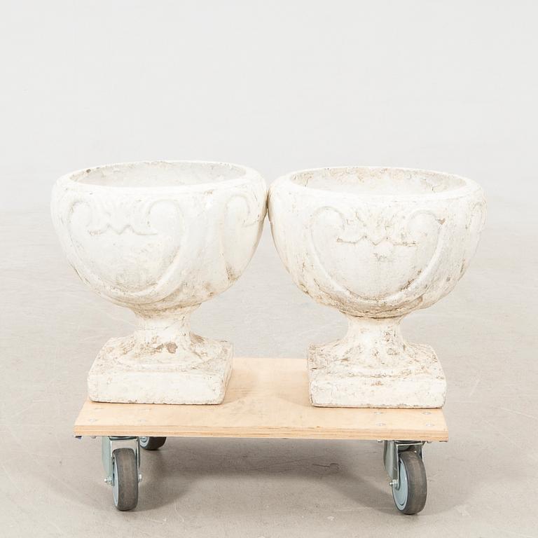 Garden urns, a pair from the second half of the 20th century.