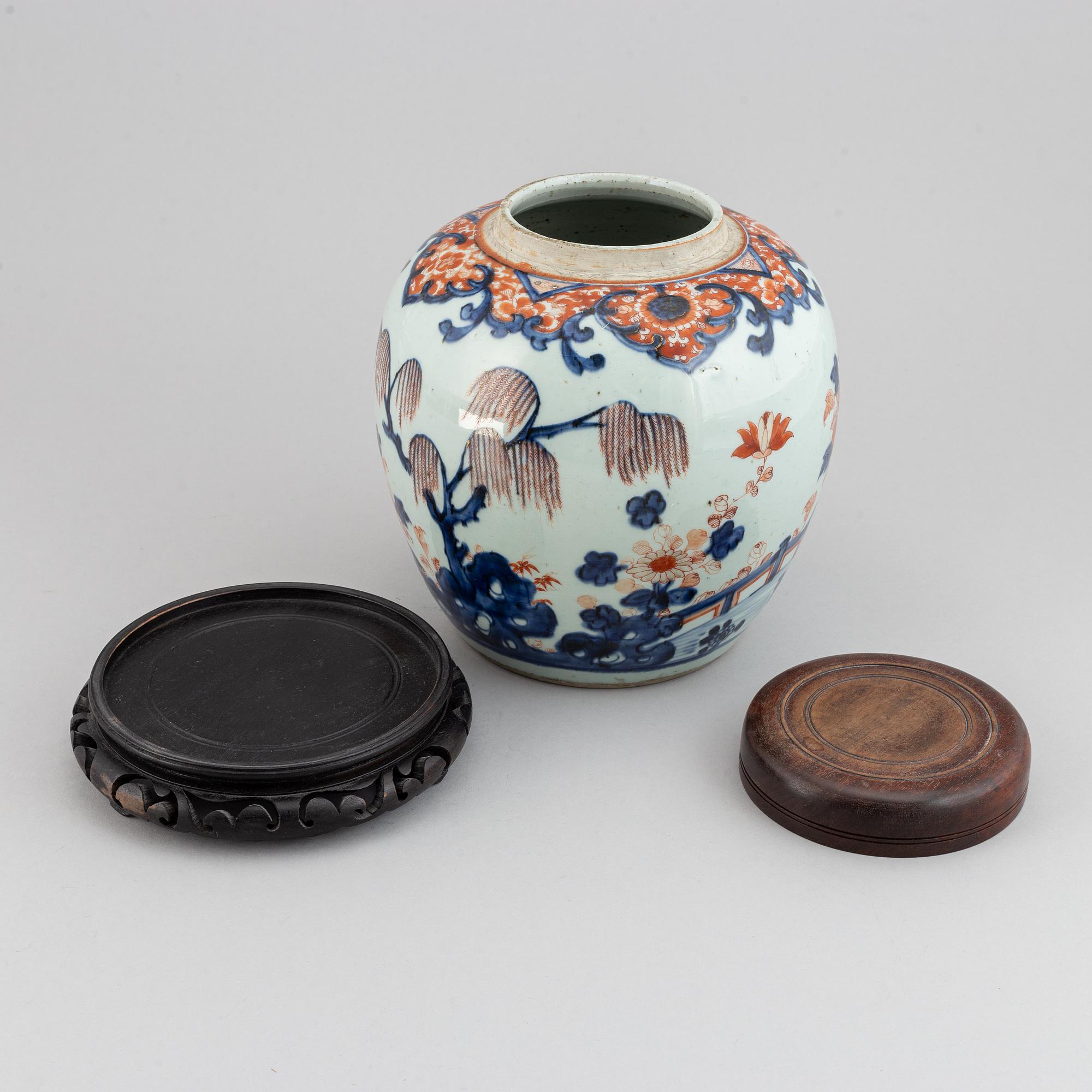 A blue and white and imari export jar, Qing dynasty, 18th century.
