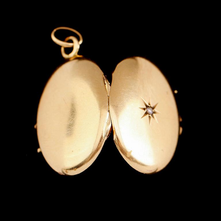 MEDALJONG, 18 k guld, omkring år 1900. Vikt ca 4 g.