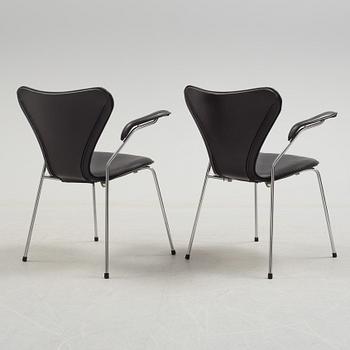 ARNE JACOBSEN, a pair of leather upholstered armchairs by Fritz Hansen, Danmark.