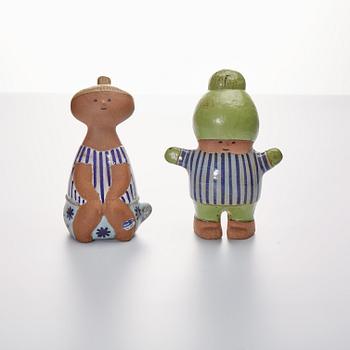 FIGURINER, 2 st, "Kalle" och "Lotta", glaserat stengods, Lisa Larson, Gustavsberg, 1900-talets andra hälft.