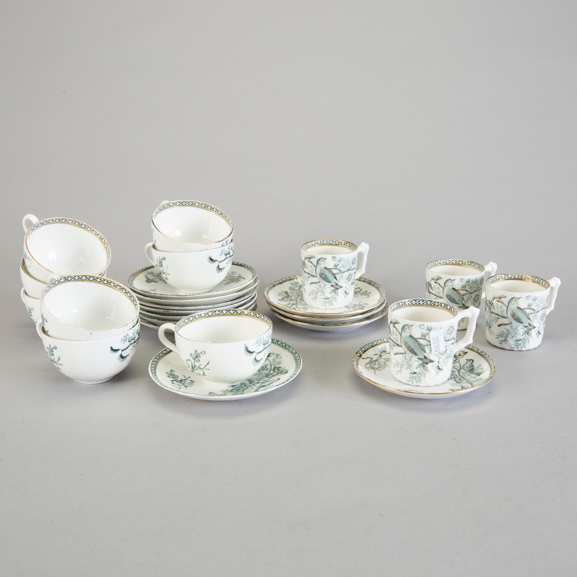 KAFFEKOPPAR MED FAT, 8 st och MOCKAKOPPAR MED FAT, 4 st, porslin. Wexiö Guld, Gustavsberg. I produktion 1892-1939.