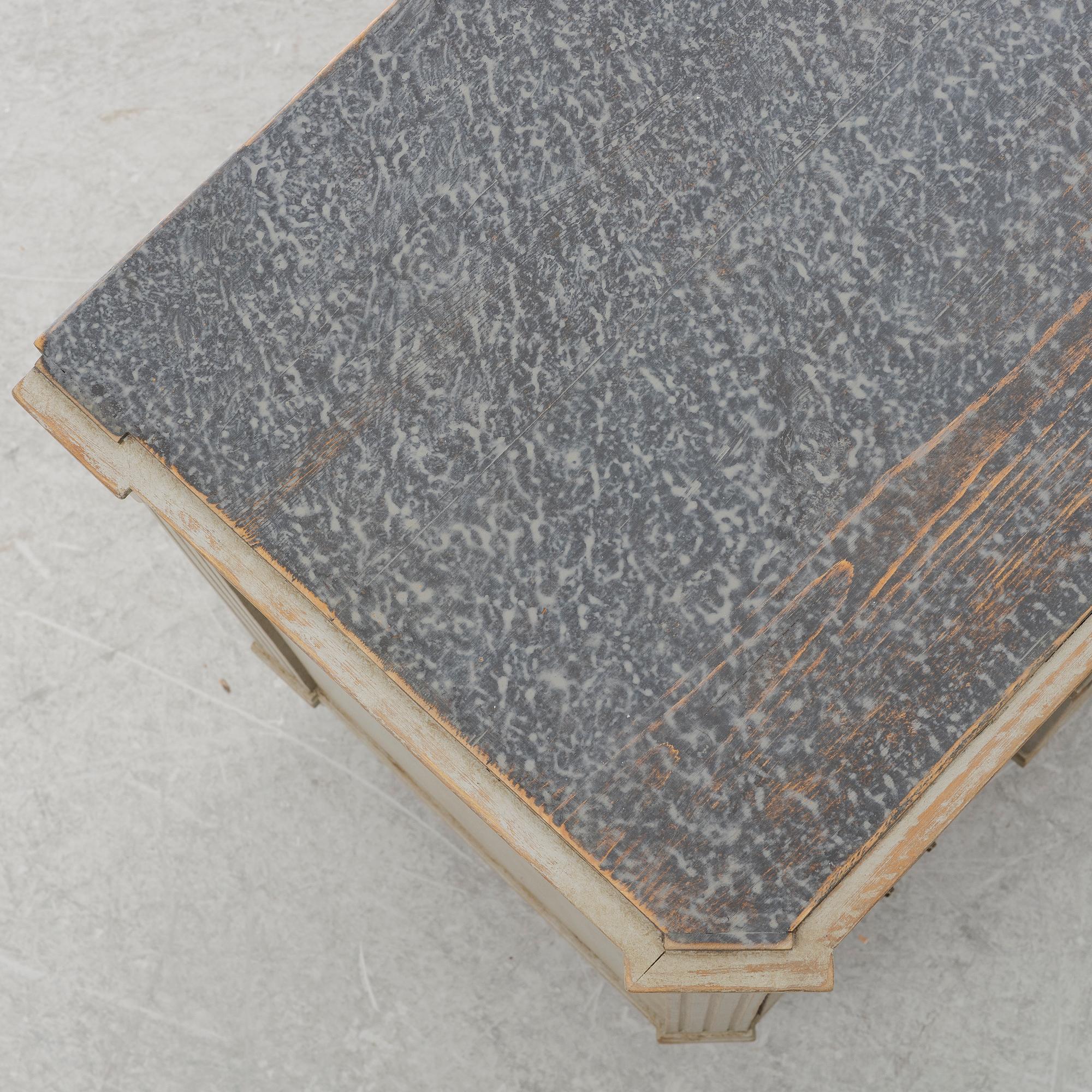 Chest of drawers, 19th century.