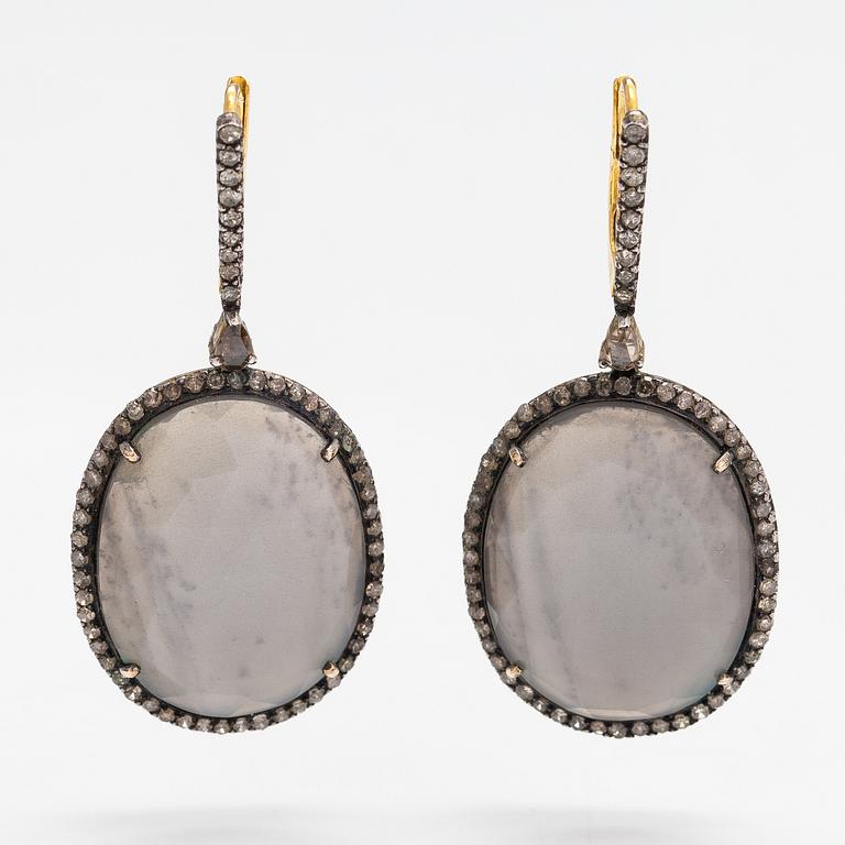 A pair of 18K gold and silver earrings with moonstones and diamonds ca. 1.68 ct in total.