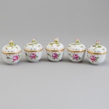 A SET OF FIVE LIDDED CUPS, porcelain, Meissen, mid 20th century.