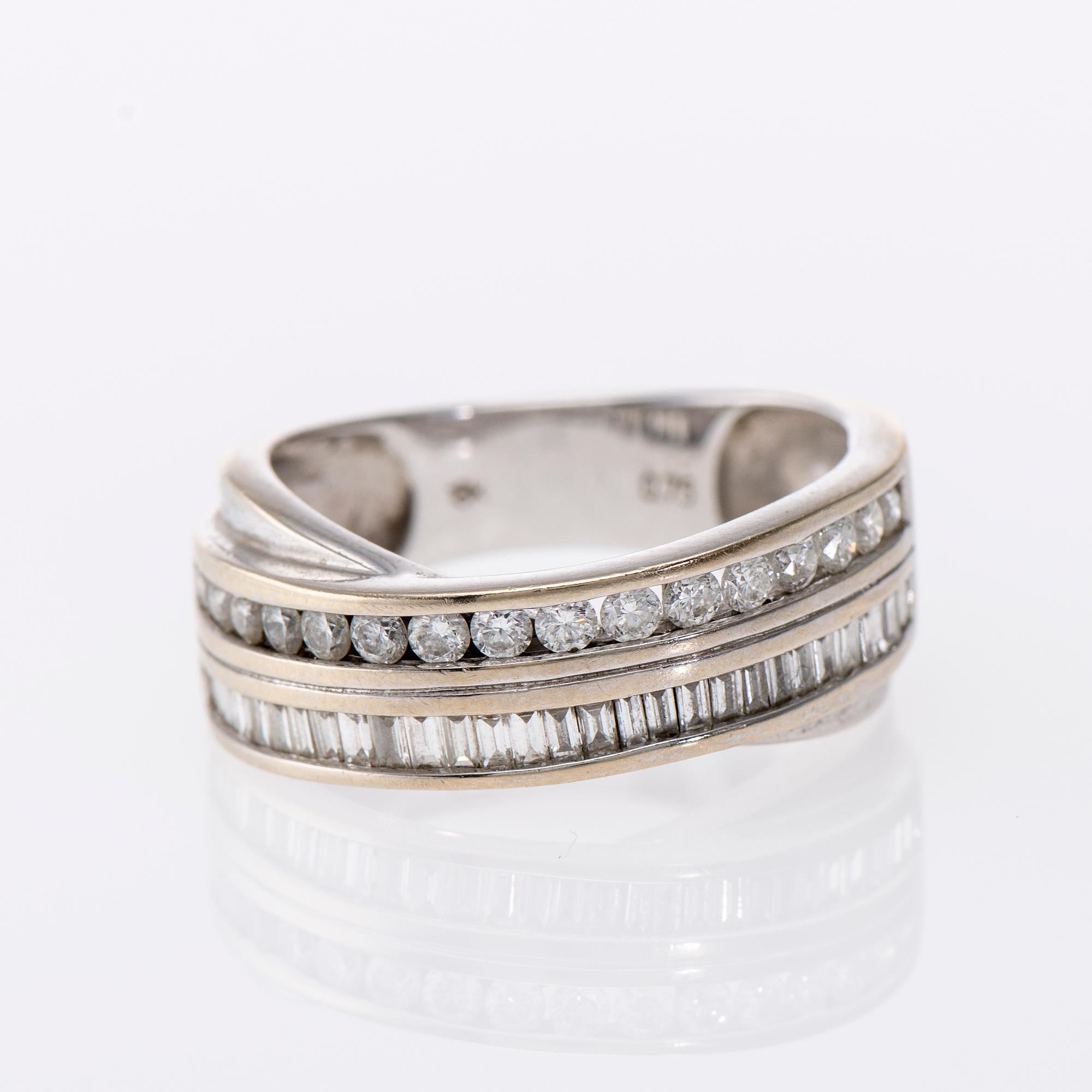 RING, 18K vitguld, briljant- och baguetteslipade diamanter tot. 0,75 ct. Sammanlagd vikt 7,0 g.