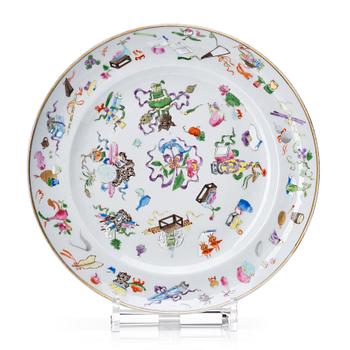 A famille rose '100 antiques' plate, late Qing dynasty.