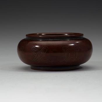 A copper alloy brush pot, late Qing dynasty (1644-1912).