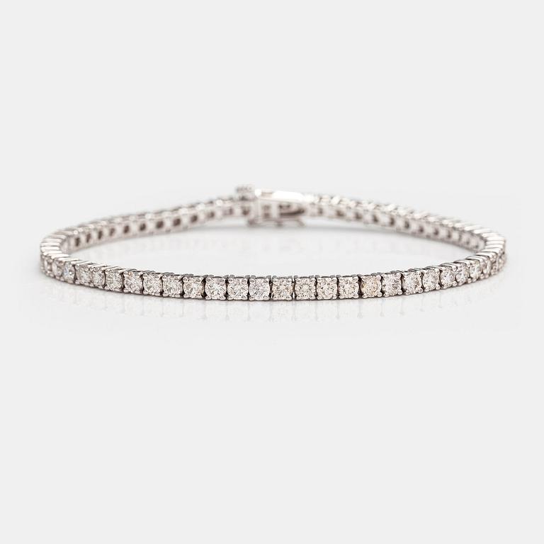 A 14K white gold tennis bracelet with ca. 6.10 ct of diamonds. With AIG certificate.