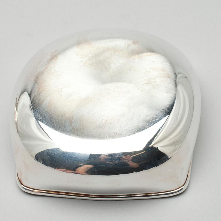 SKÅLAR, 2 st, samt KAKSPADE, silver, diverse stämplar, bl. a. Hopeavalu. 1900-talets senare hälft. Vikt tot. 392,2 g.