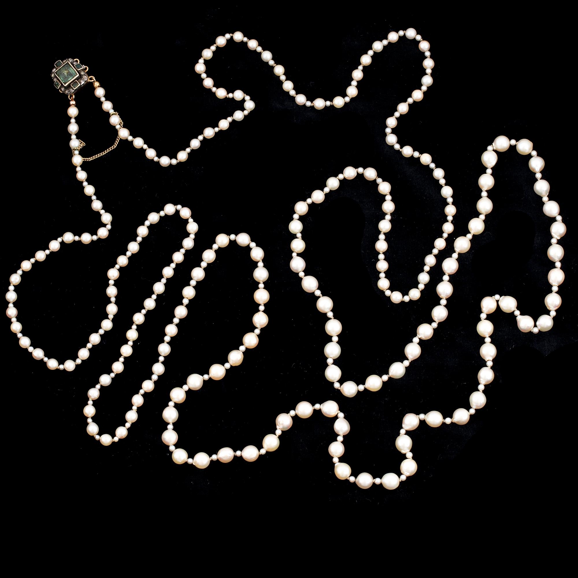 PÄRLCOLLIER, långt med doserade odlade pärlor.