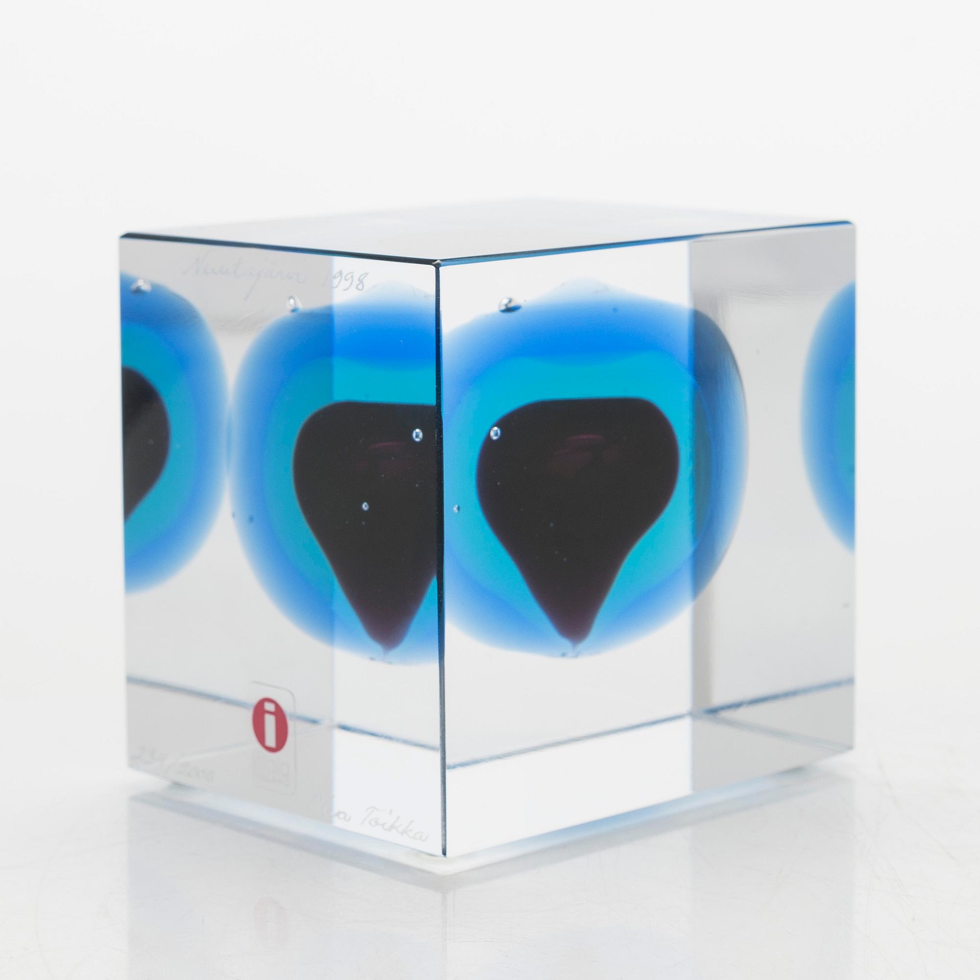 Oiva Toikka, annual glass cube 1998, signed Oiva Toikka Nuutajärvi 1998, 234/2000.
