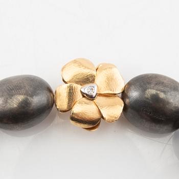 Ole Lynggaard, 5 collier med lås 18K vitt och rött guld och runda briljantslipade diamanter.