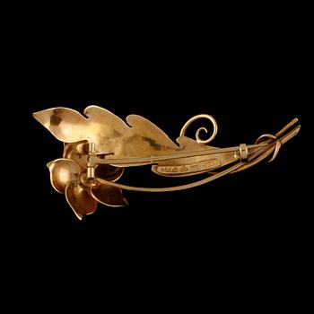 BROSCH, 18k guld med odlad pärla, Ceson, Göteborg, 1943. Vikt 6 g.