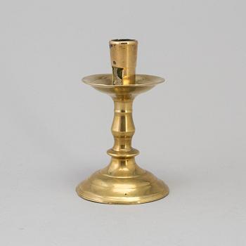 A 16TH CENTURY BRONZE CANDLESTICK.