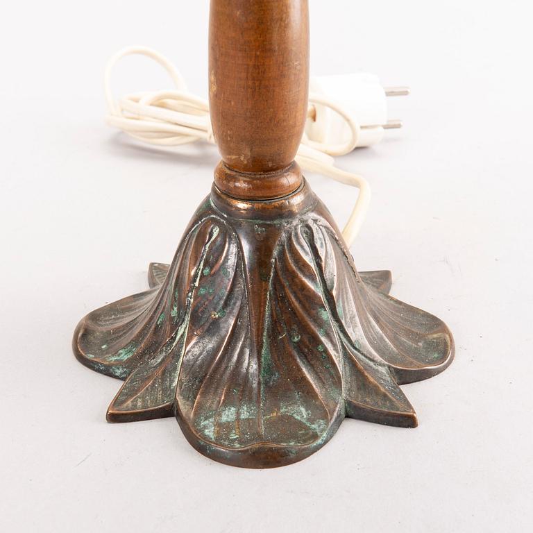 An early 1900s table lamp.