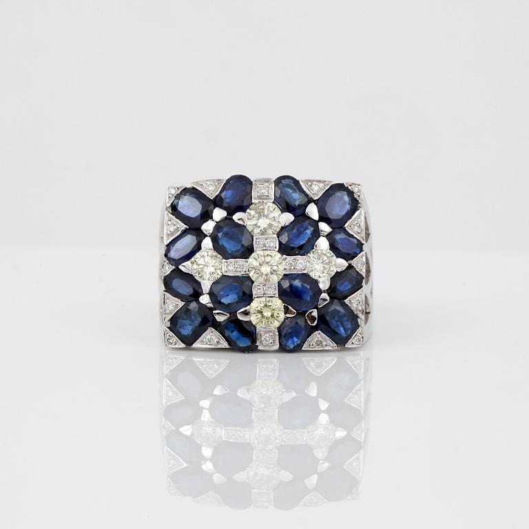 RING, 18k vitguld med briljantslipade diamanter, ca 1.20 ct samt fasettslipade blå safirer ca 5.60 ct. Vikt 18 g.