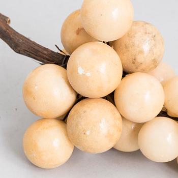 ERÄ KORISTEHEDELMIÄ, mm. kiveä, nefriittiä, ruusukvartsia, Kiina 1900-luku.