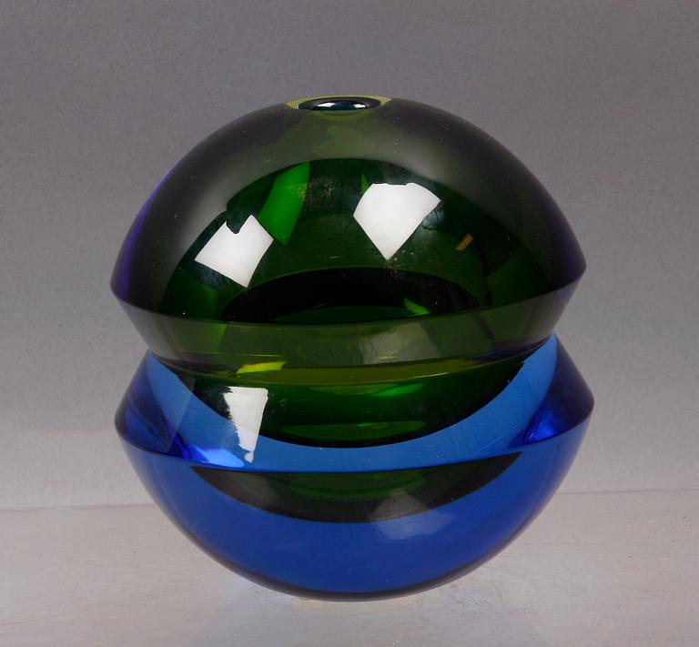 VAS, glas. Erika Lagerbielke, Orrefors, sign 9/15 samt egenhändig signatur.