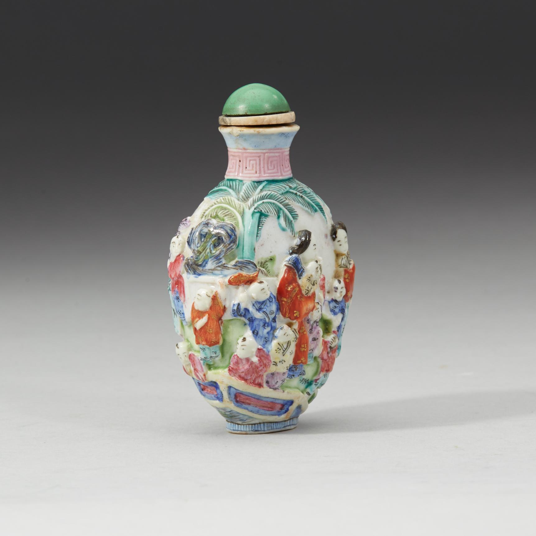 A famille rose snuff bottle, late Qing dynasty, 19th Century.