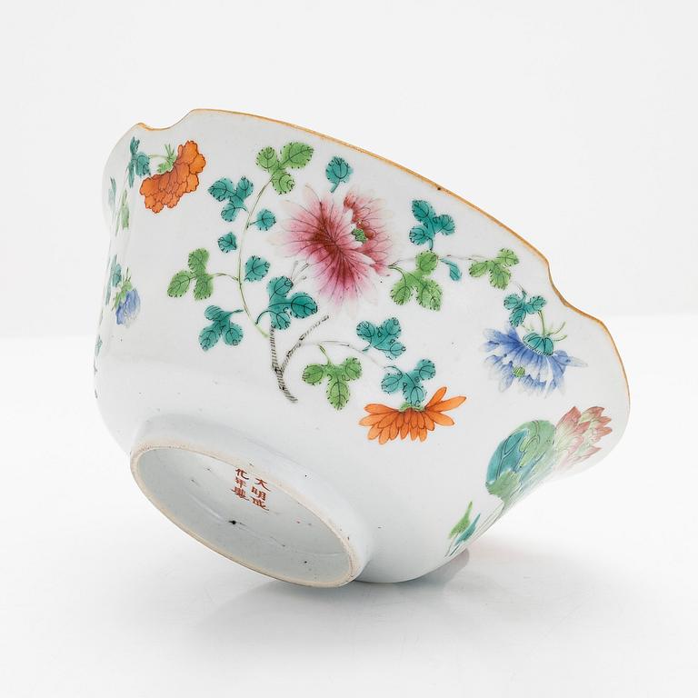A porcelain bowl and four teacups, China, late Qing dynasty (1644-1912).