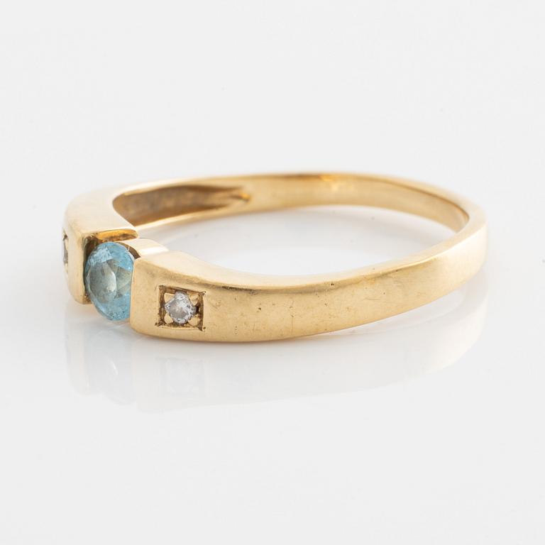 Ring, guld med topas och två små briljantslipade diamanter.