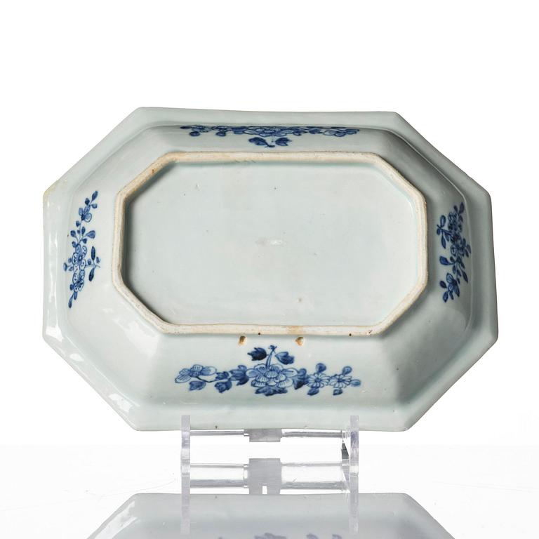 A pair of blue and white dishes Qianlong 1736-95.