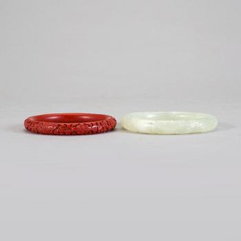 ARMBAND, 2 st. Kina, 1900-tal. Jade och lack.