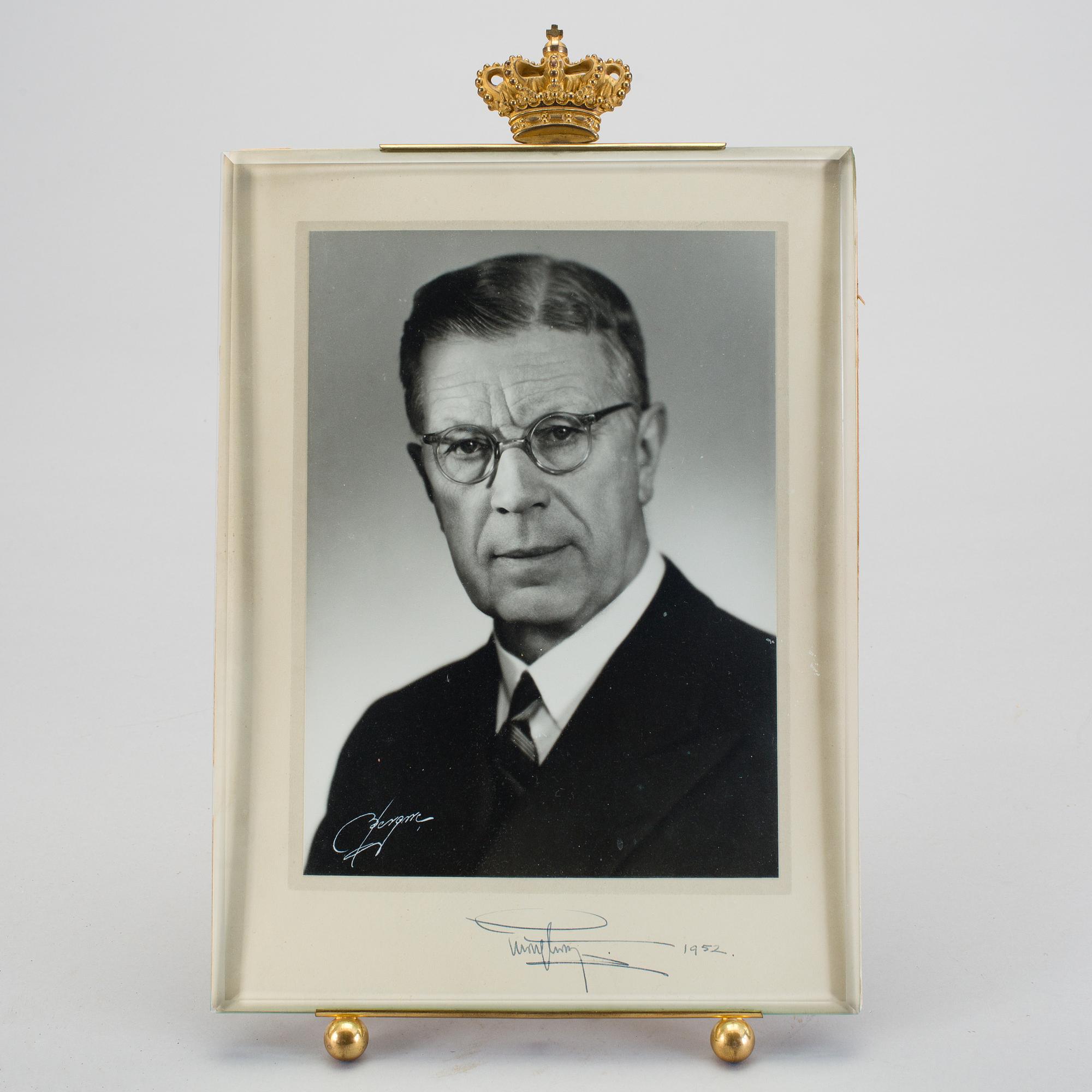 A royal photographic image picturing Gustav VI Adolf, signed and dated 1952.