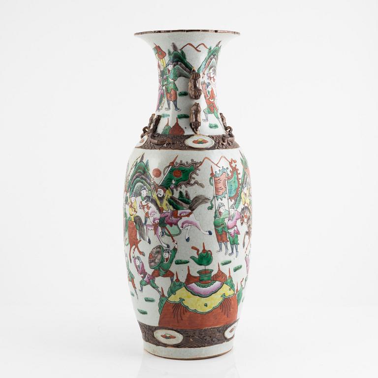 A porcelain floor vase, China, late Qing dynasty/early 20th century.