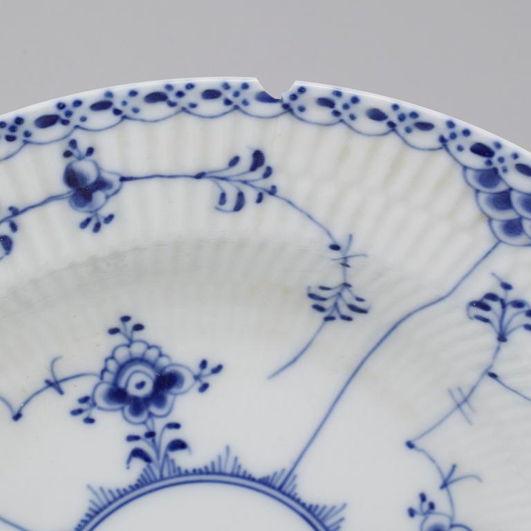 25 pieces of porcelain tableware from Royal Copenhagen, model "Musselmalet", 20th century.