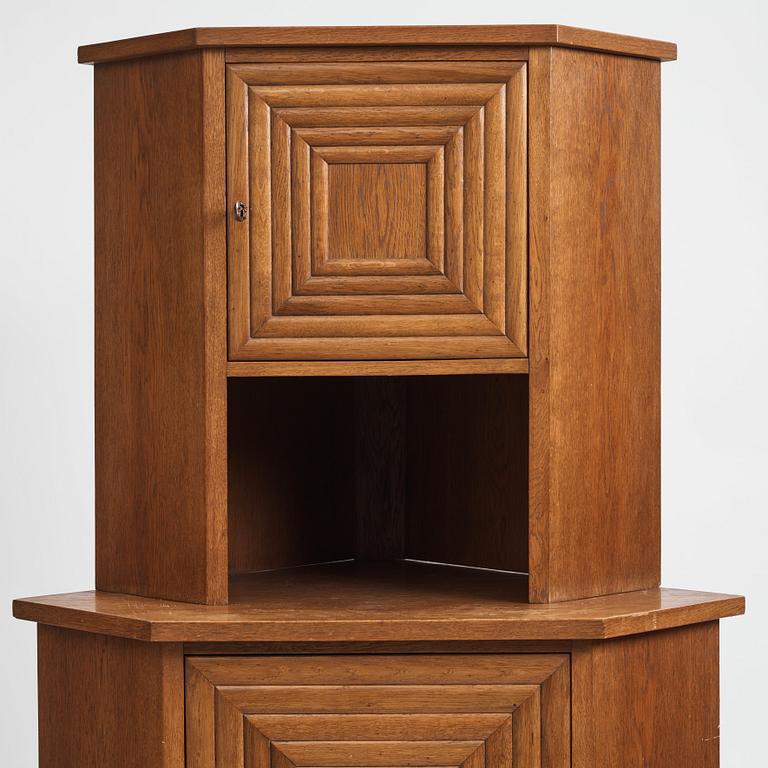 Oscar Nilsson, attributed to, a corner cabinet, likely executed at Isidor Hörlin AB, Stockholm in the 1930s-1940s.