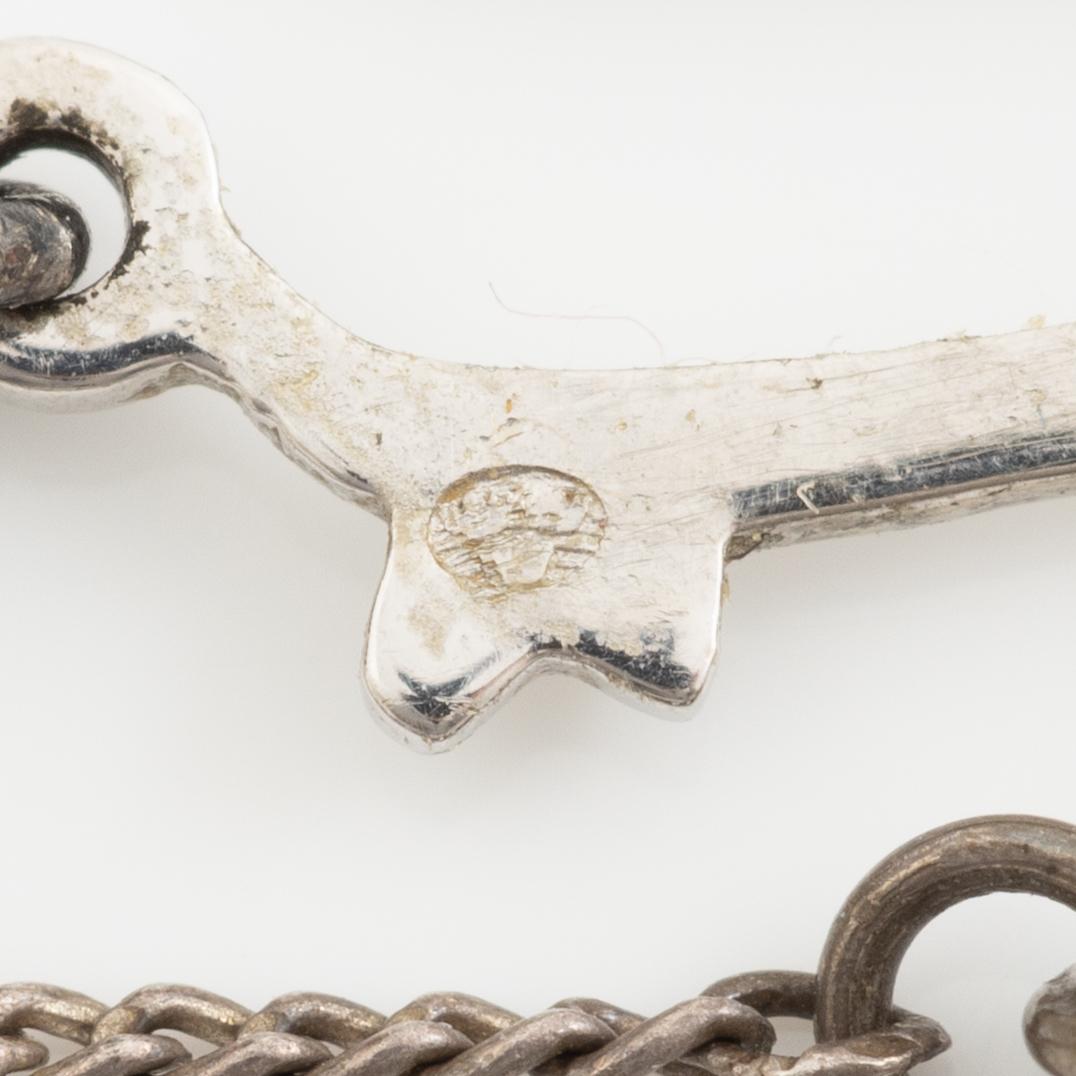 Necklace with graduated cultured pearls, with a clasp in 18K white gold set with an emerald.