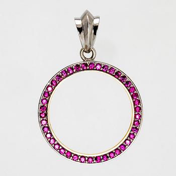 Brooch 14K whitegold with rubies, height approx 5,5 cm.